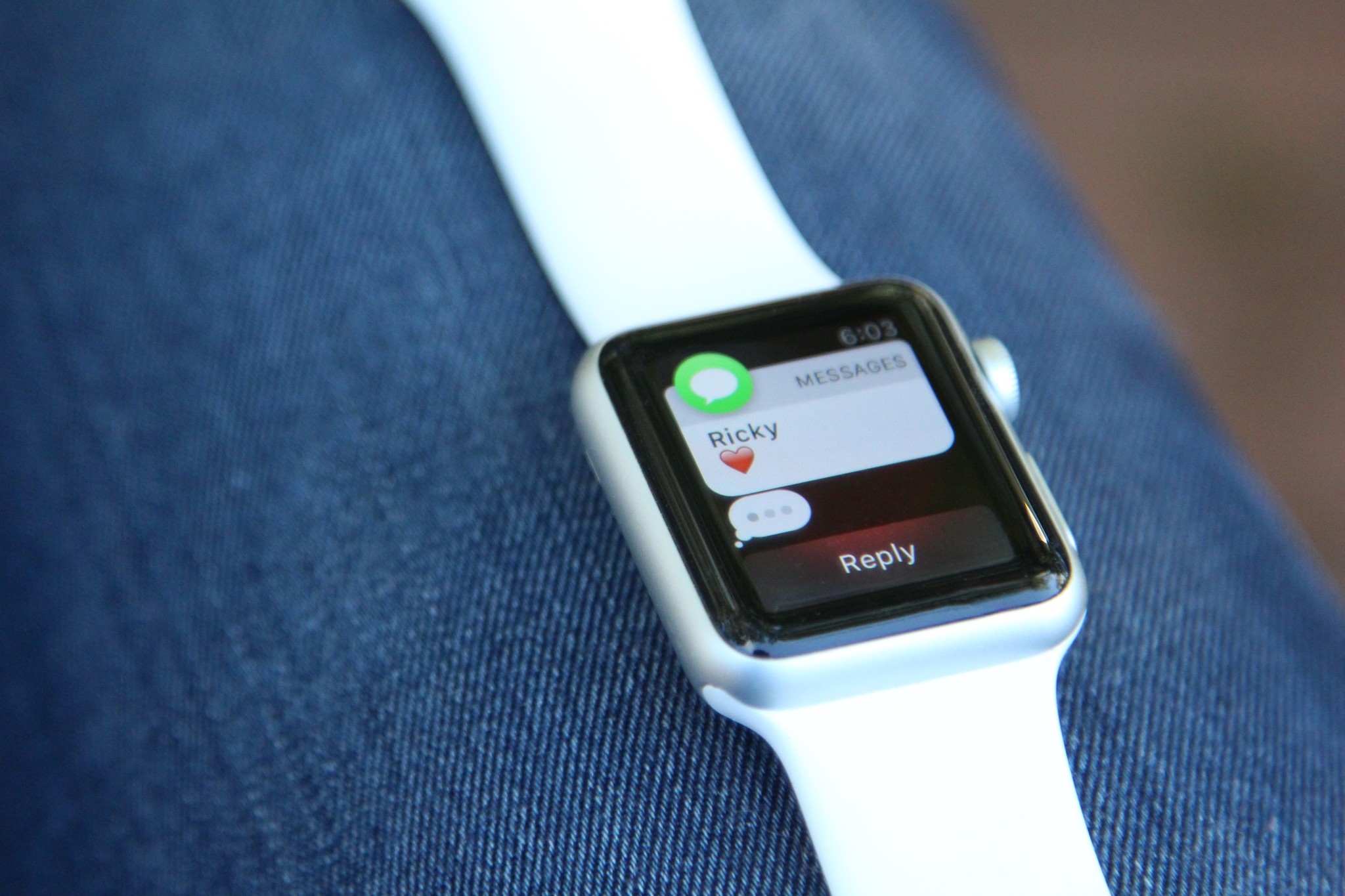 How to manage messages and emails with Apple Watch