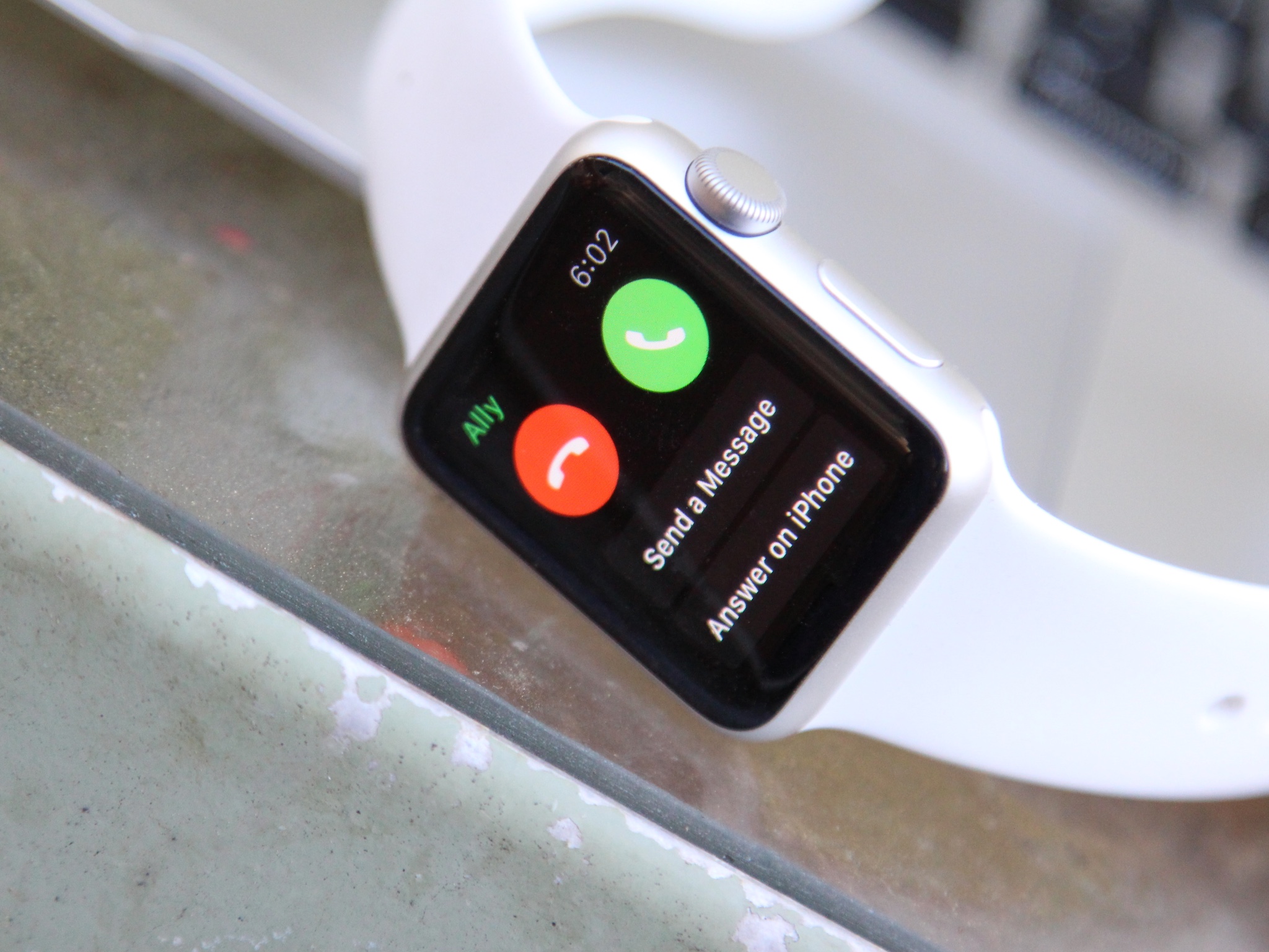 How to manage phone calls and voicemails with Apple Watch