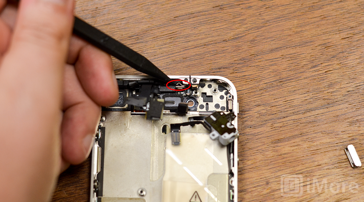 Убедитесь, что скоба кнопки питания iPhone 4 установлена ​​правильно.