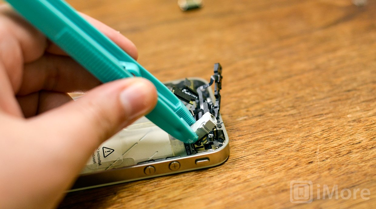 Частично снимите блок разъема для наушников iPhone 4