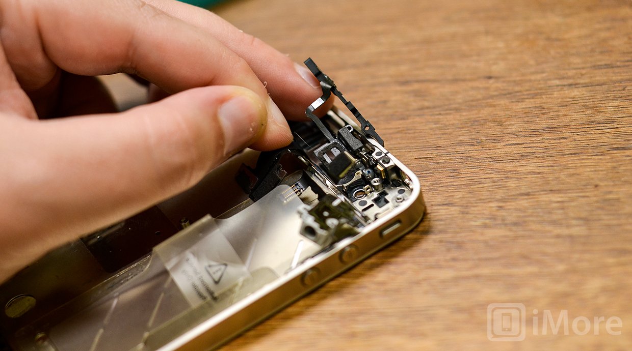 Снимите кнопку питания iPhone 4 и сенсорный кабель