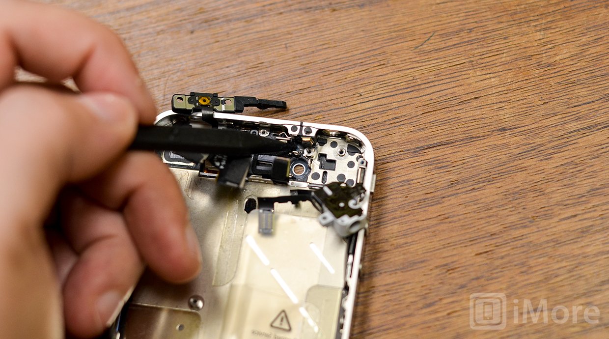 Поместите кабель кнопки питания iPhone 4 на место