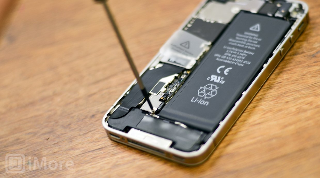 Нижний винт аккумулятора iPhone 4S
