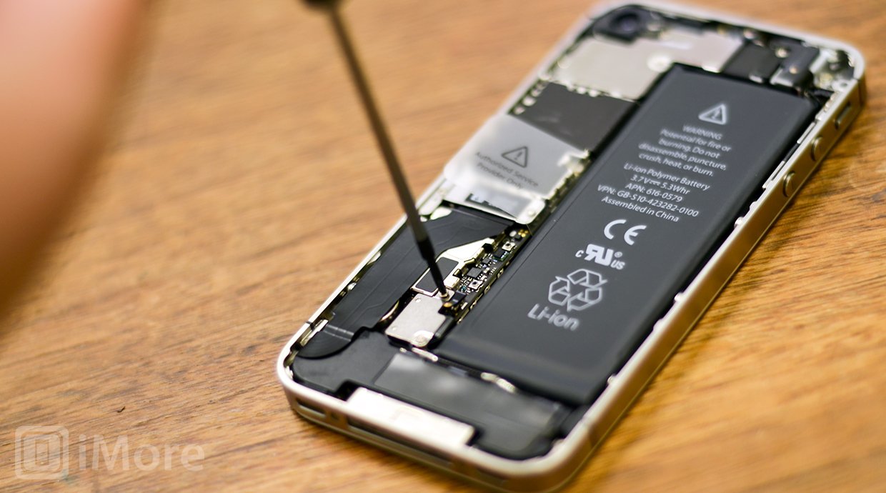 Верхний винт аккумулятора iPhone 4S