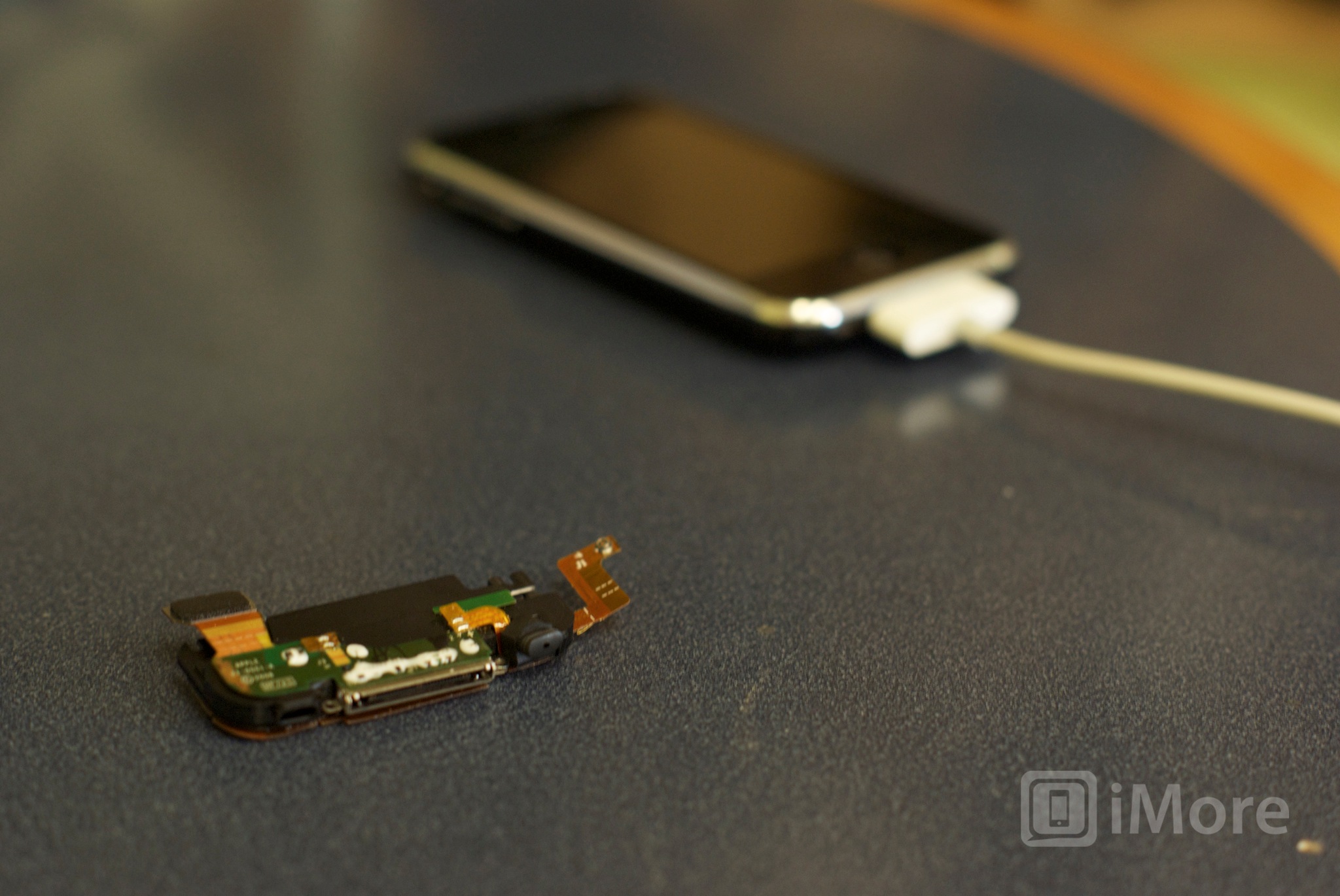 How-to-replace-iPhone-3G-3GS-dock-connector