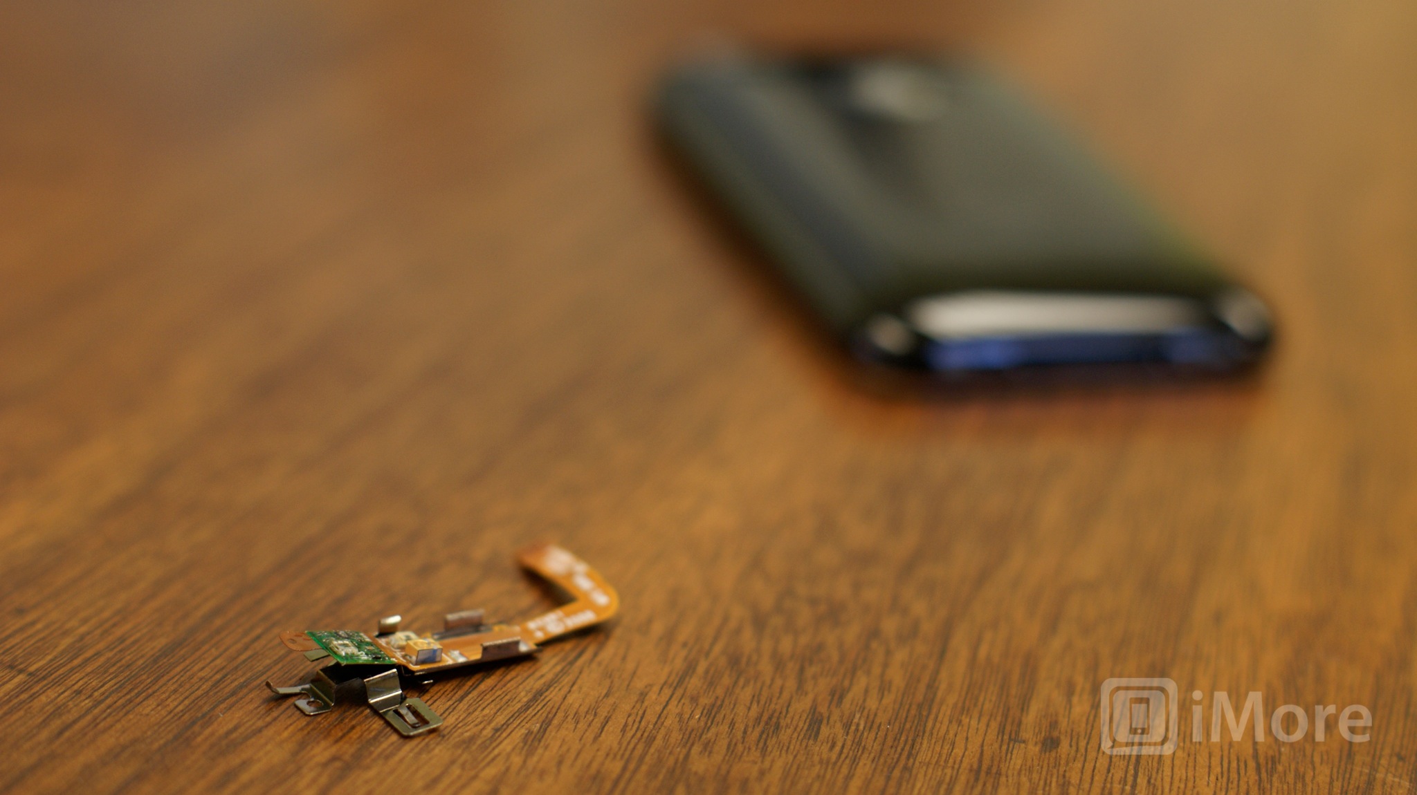 How-to-replace-an-iPhone-3G-3GS-proximity-sensor-cable