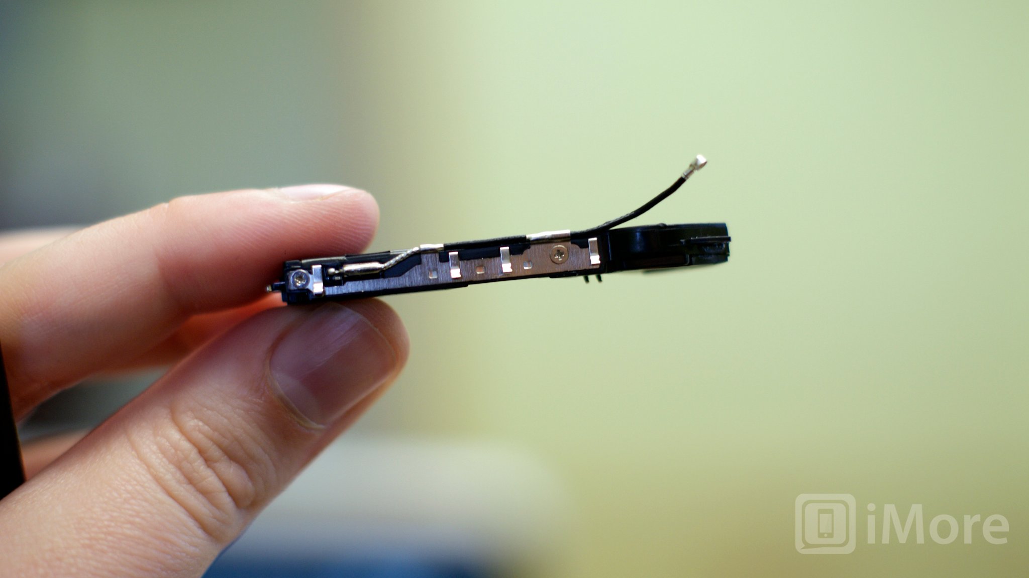 How to replace the cellular antenna in an iPhone 4S