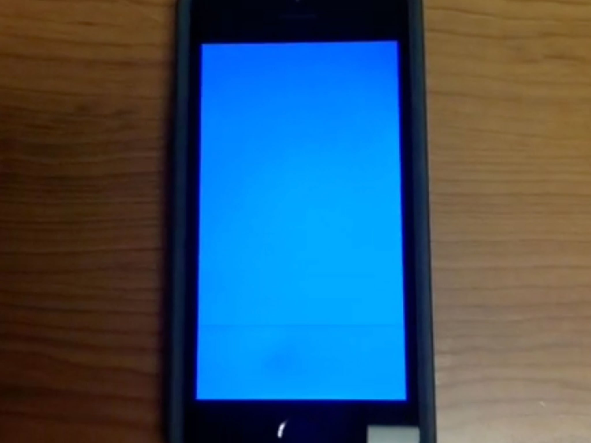 iOS 7 blue screen of death caught on video in the wild