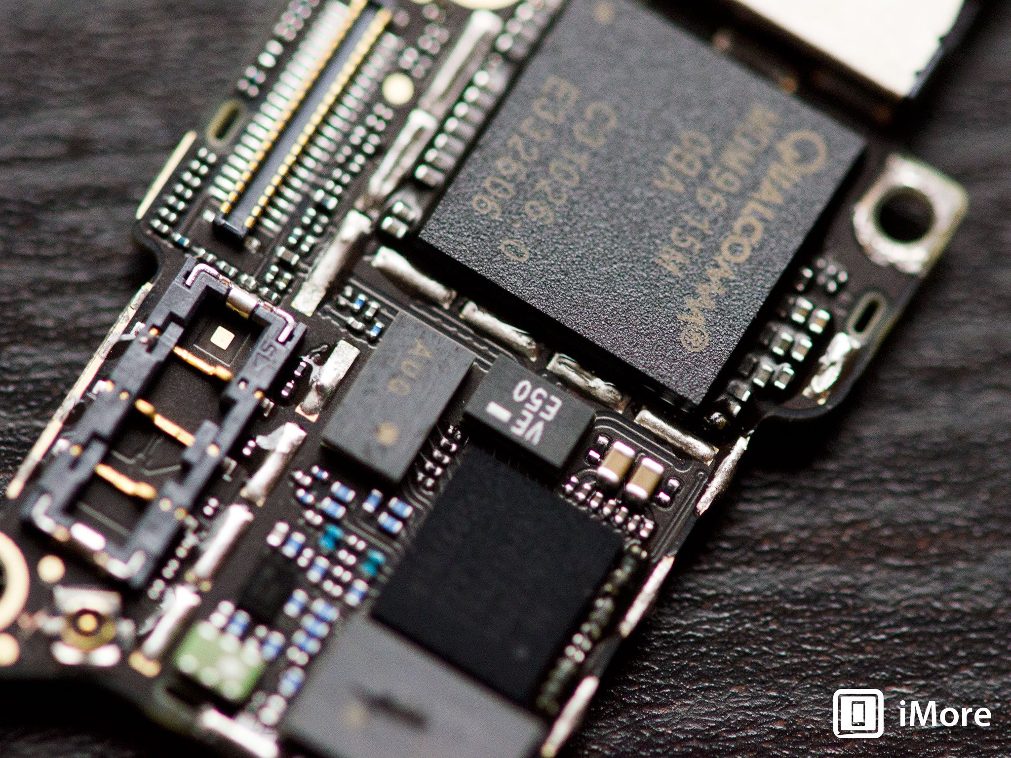 Here we can see the Qualcomm LTE chipset to the top right of the battery connector