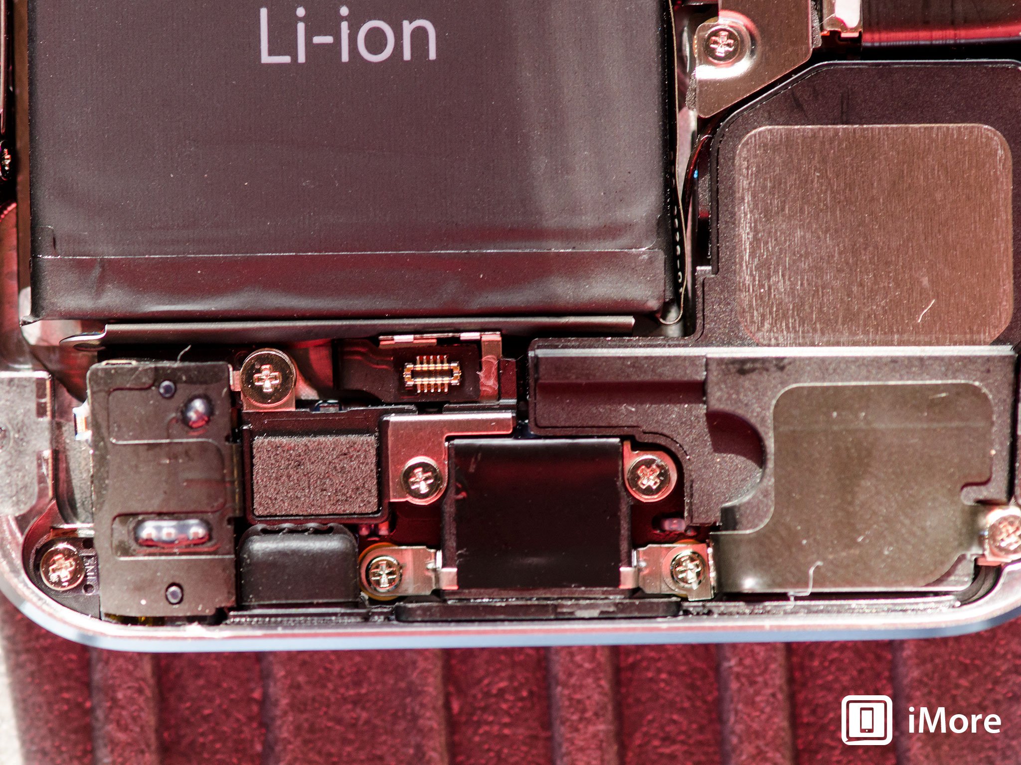 A proper look at the dock and headphone jack assembly in the iPhone 5s