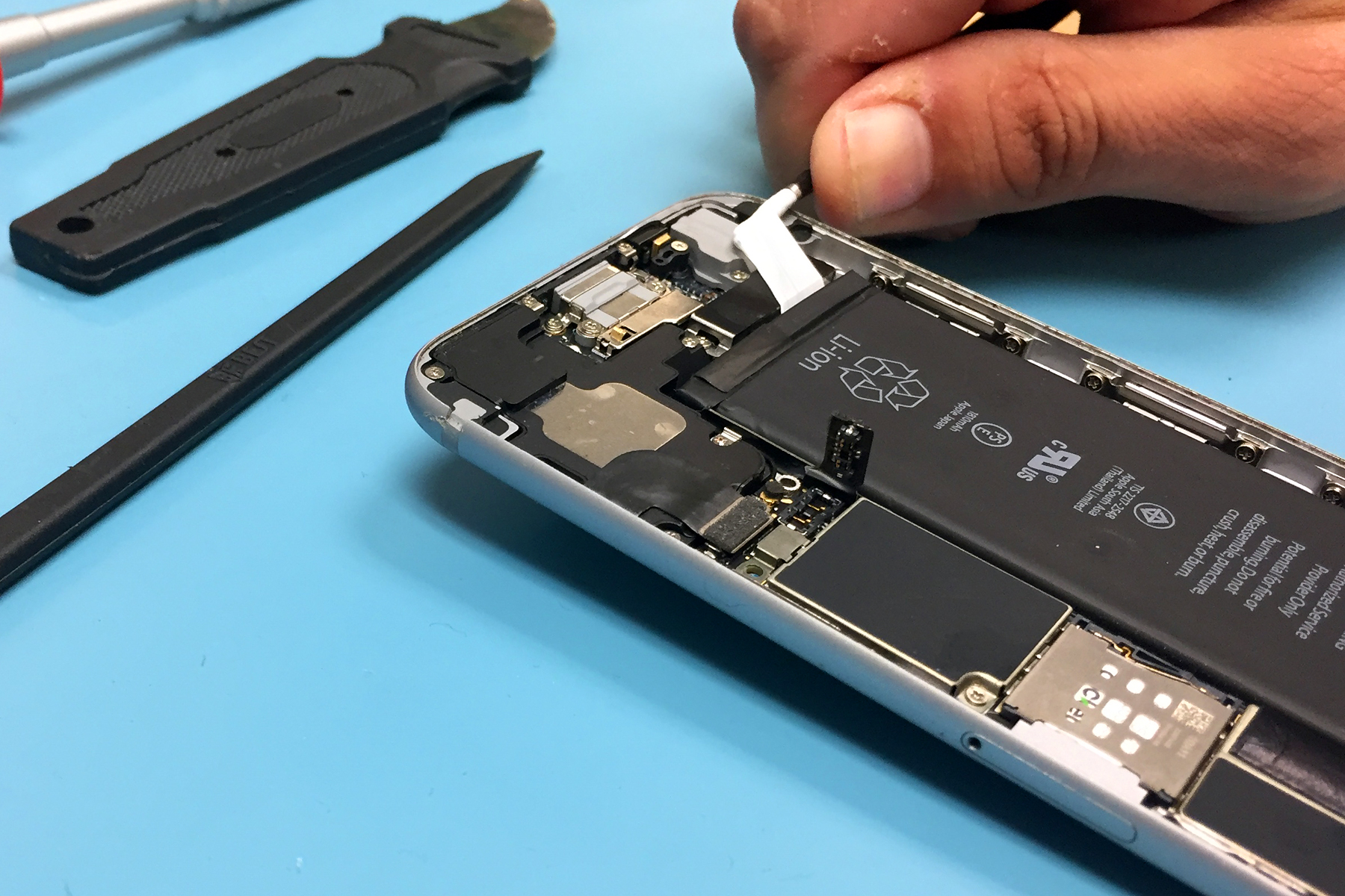 https://www.imore.com/sites/imore.com/files/styles/large/public/field/image/2018/03/iphone%206%20battery%20repair%20step%20_10_.jpg?itok=8ayjfXOT