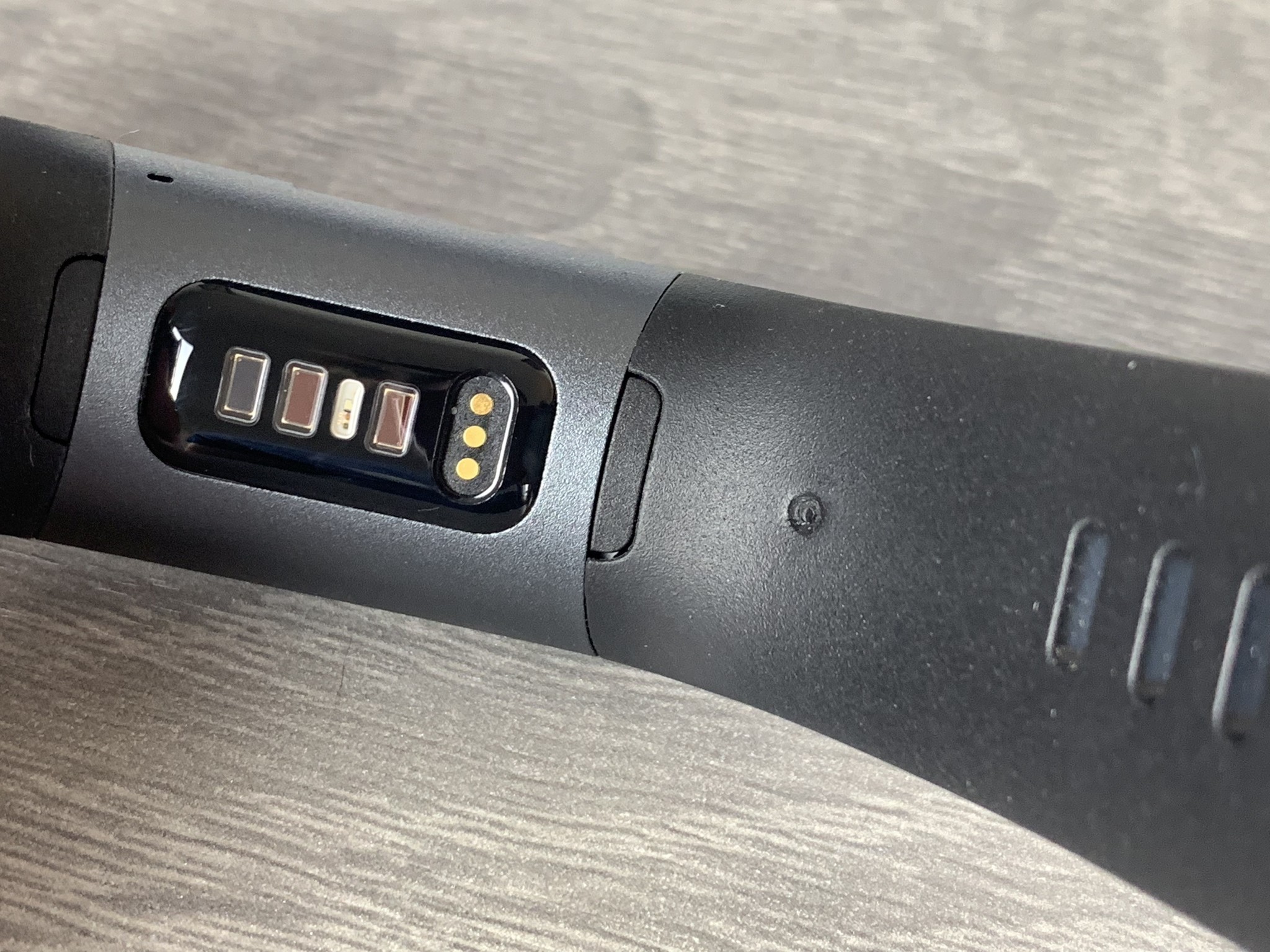 How to Replace Fitbit Charge 4 Bands 