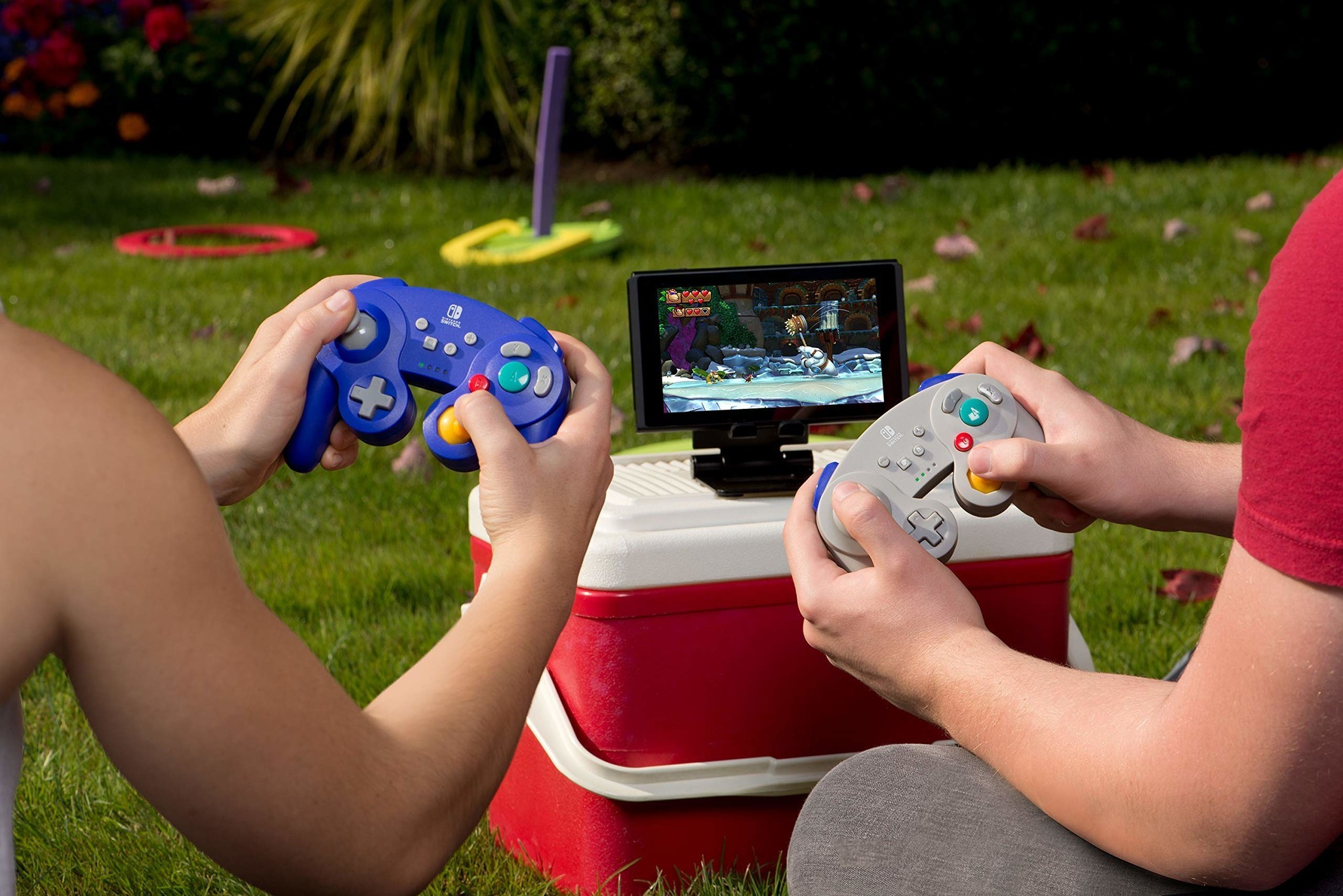 Se muestran los controladores PowerA GameCube en uso con Nintendo Switch
