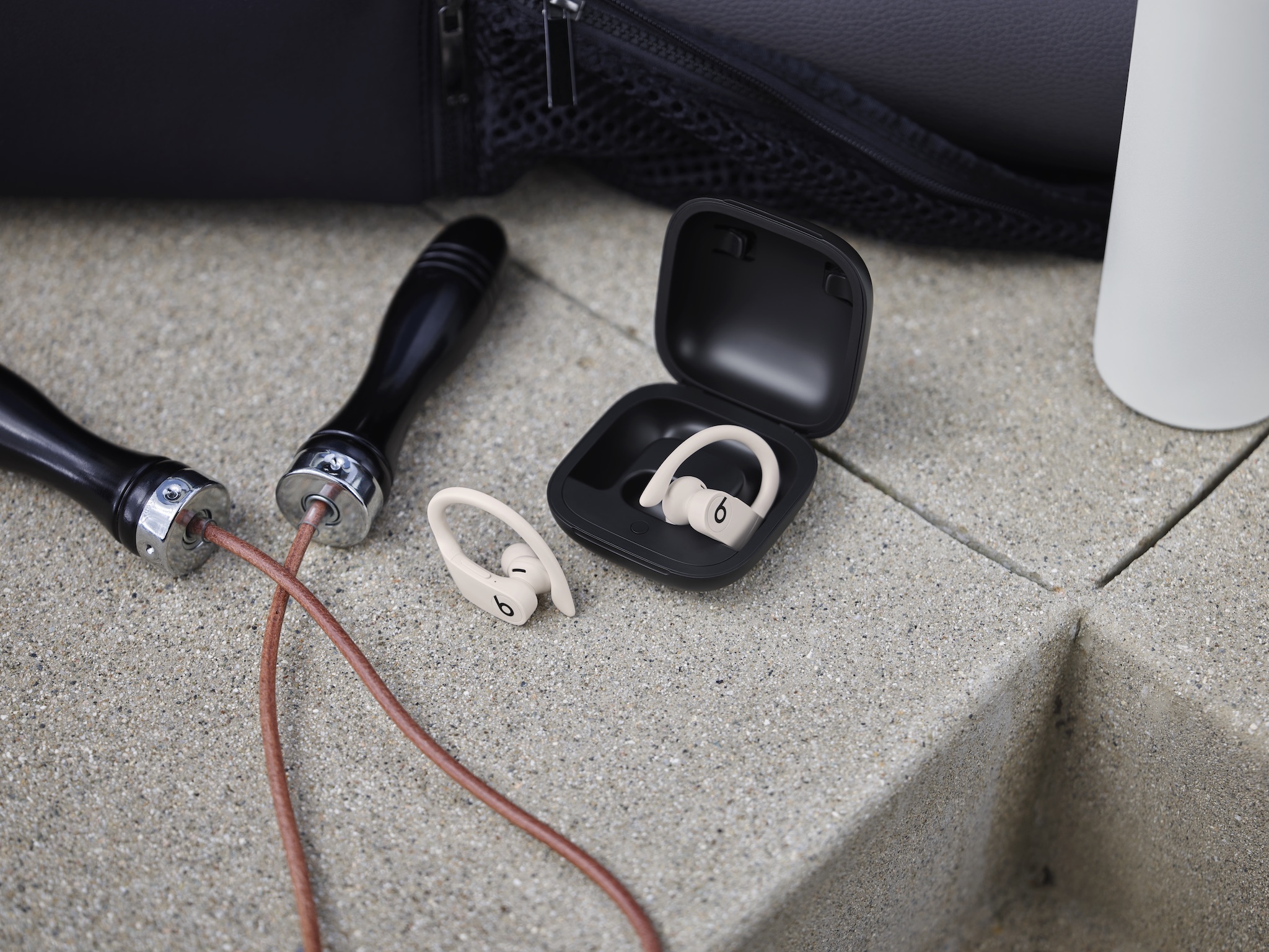 how to charge powerbeats pro case