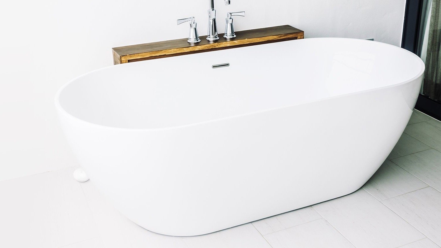Fibaro Flood Sensor for HomeKit next to a bath tub