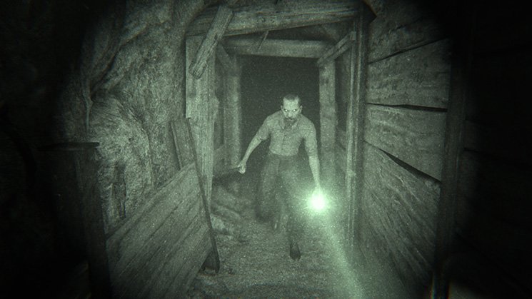 Outlast image of a man running down a mine tunnel towards the viewer