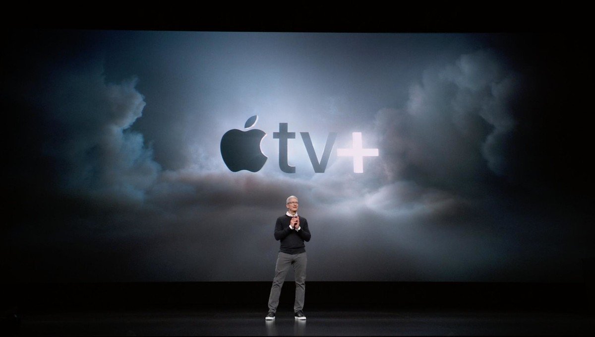 Tim Cook sur scène présentant Apple TV+