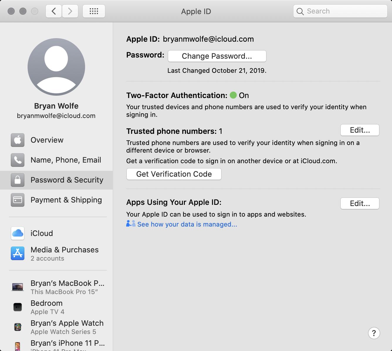 Чтобы просмотреть информацию об учетной записи iCloud на Mac, выберите «Пароль и безопасность».