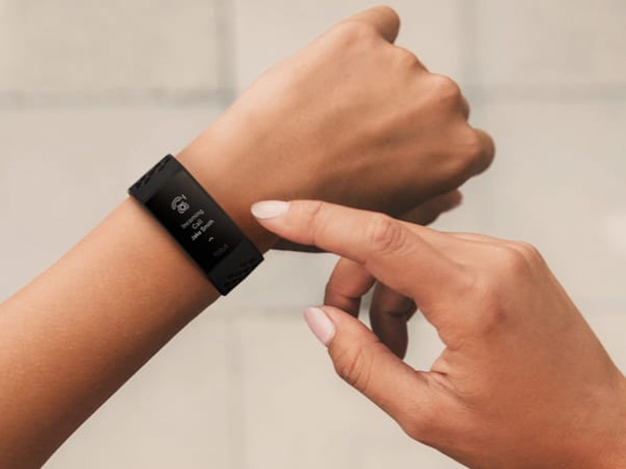 what is the difference between fitbit charge 4 and versa 2