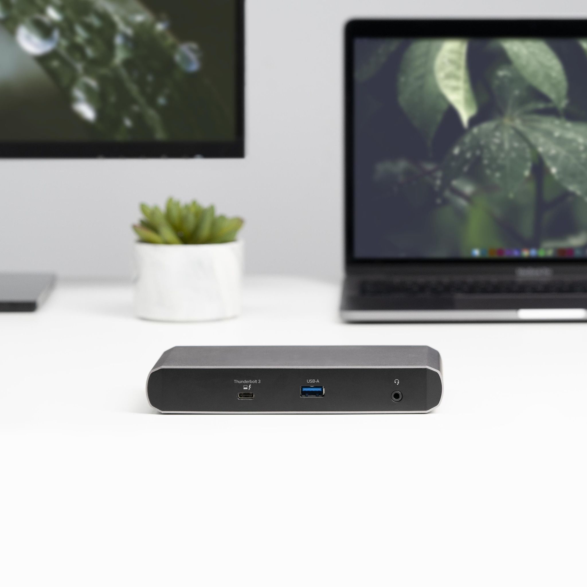 Plugable Tbt3 Udc1 Thunderbolt Dock connected to Macbook with display