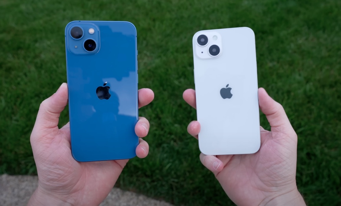 iPhone 14 boneka putih bersama iPhone 13 biru