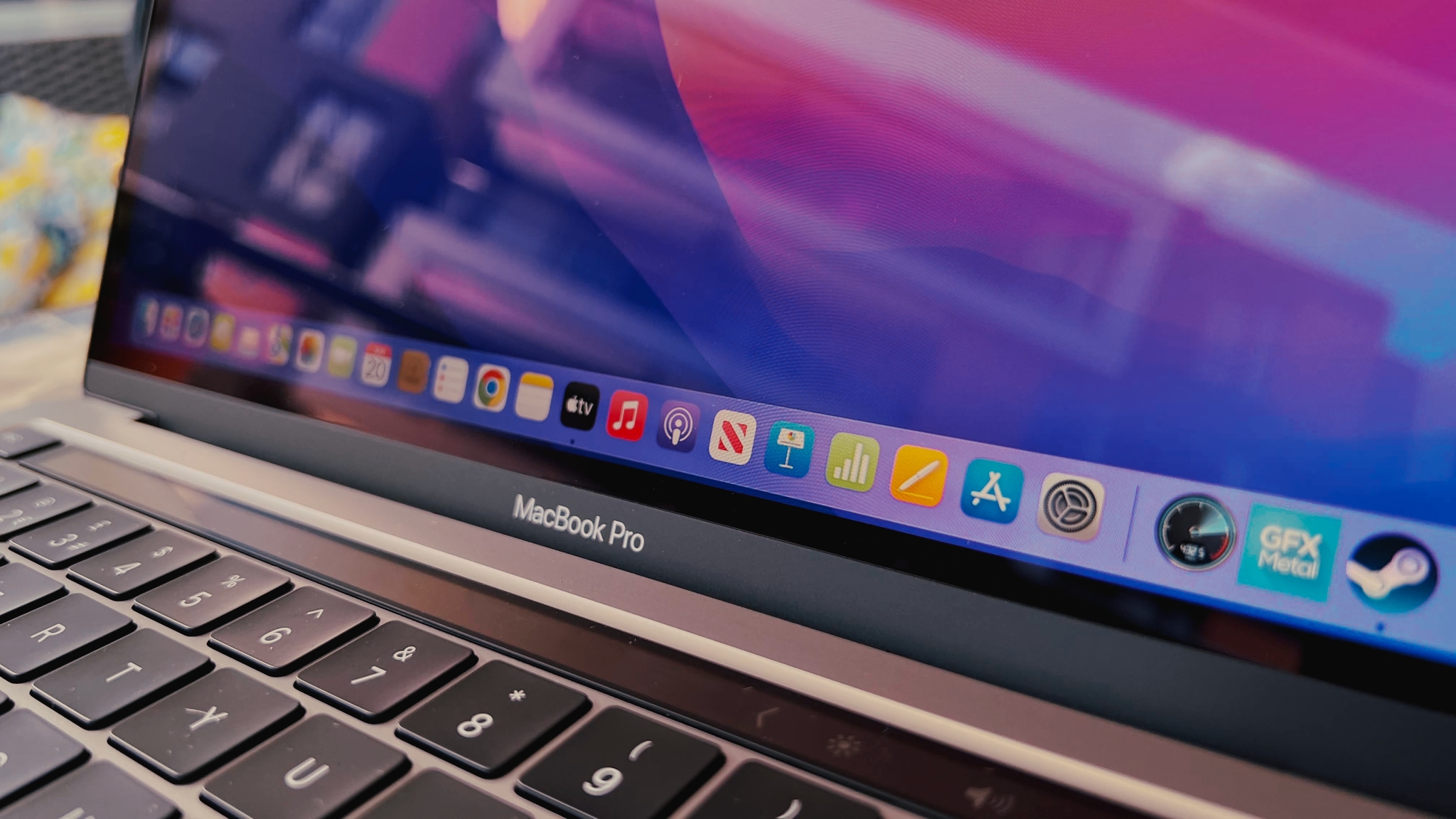 M2 Macbook Pro 13 inci touch bar closeup