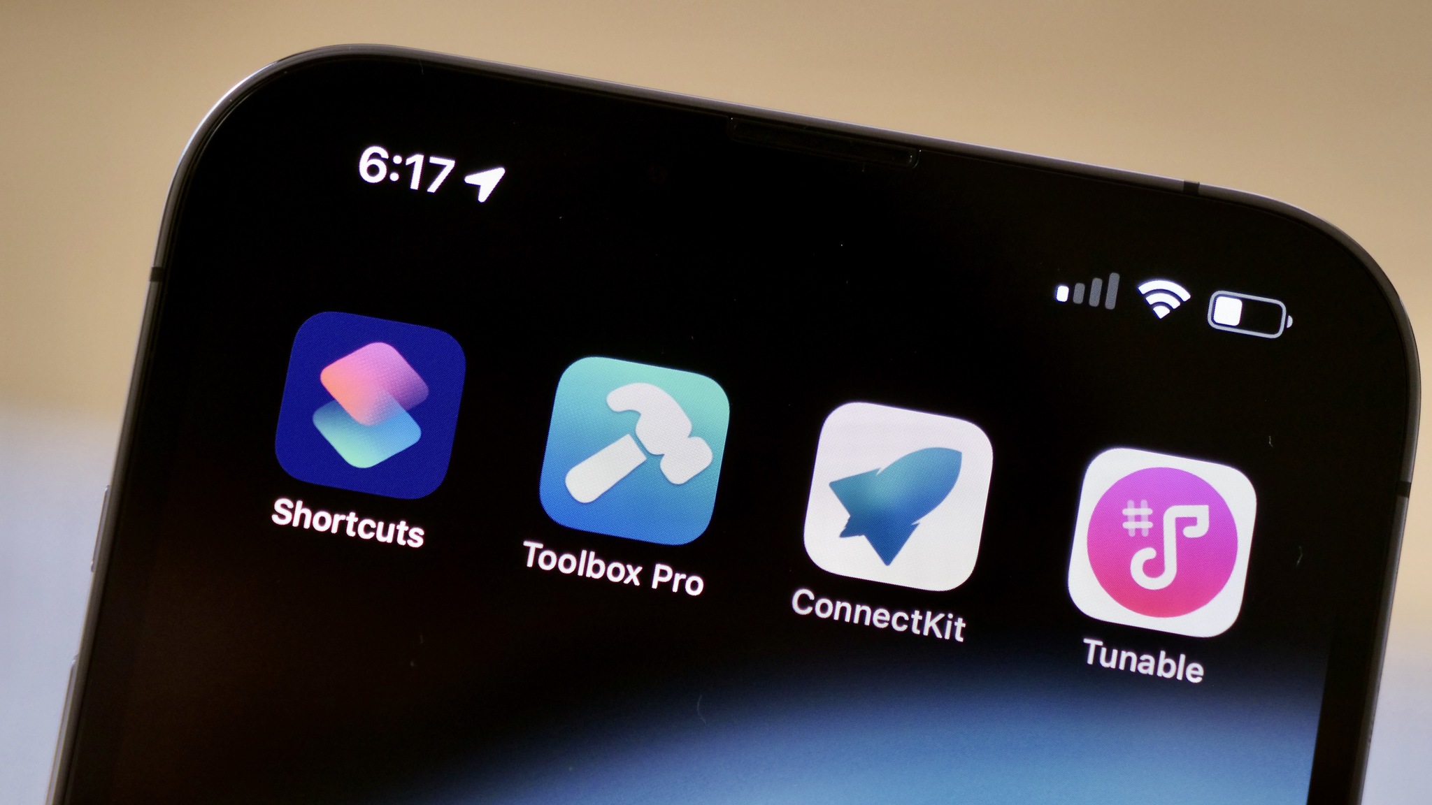Foto yang menunjukkan iPhone dengan ikon untuk Toolbox Pro, ConnectKit, dan Tunable (oleh AffinityBlue), aplikasi yang dikutip oleh pengembang dalam artikel ini.