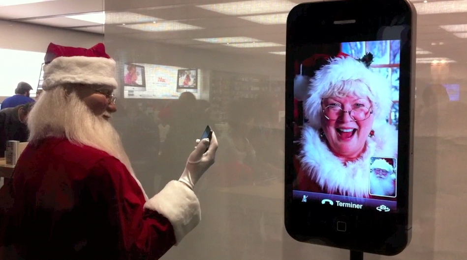 Apple Stores merry with FaceTime Santa displays