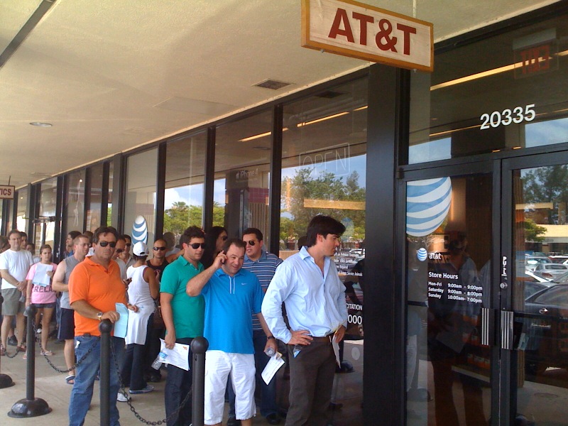 A lineup at an AT&T store