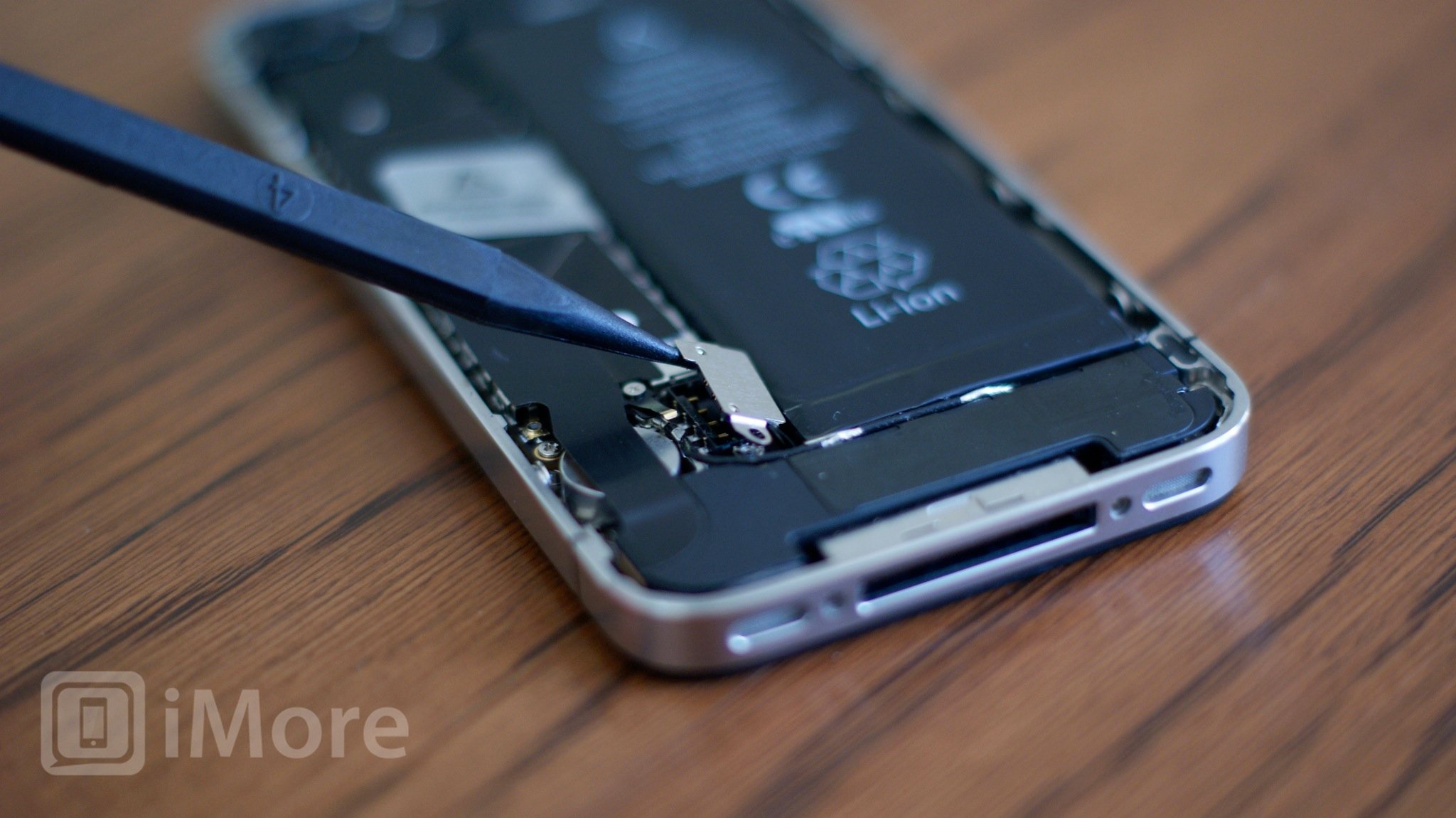 Remove battery clip iPhone 4 CDMA