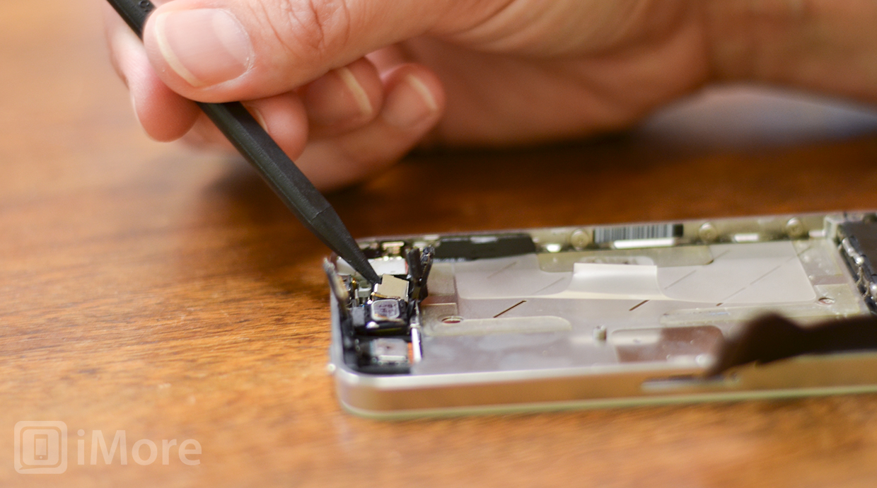How-to-remove-iPhone-4-camera-retainer