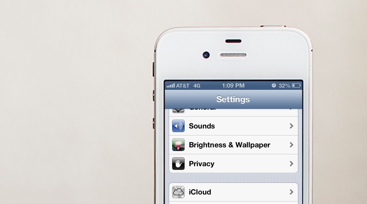 iOS 6: The curious case of the colorful new status bar
