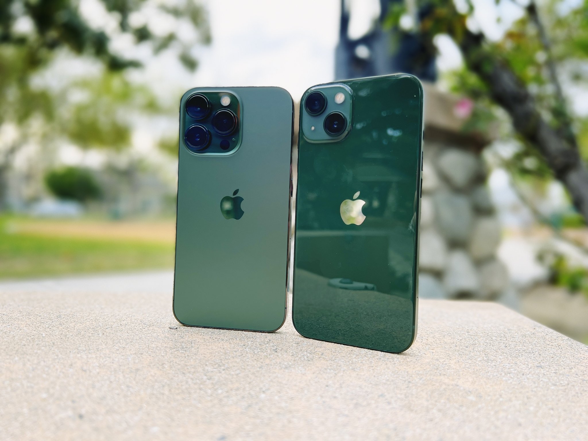 iPhone 13 verde y iPhone 13 Pro verde alpino