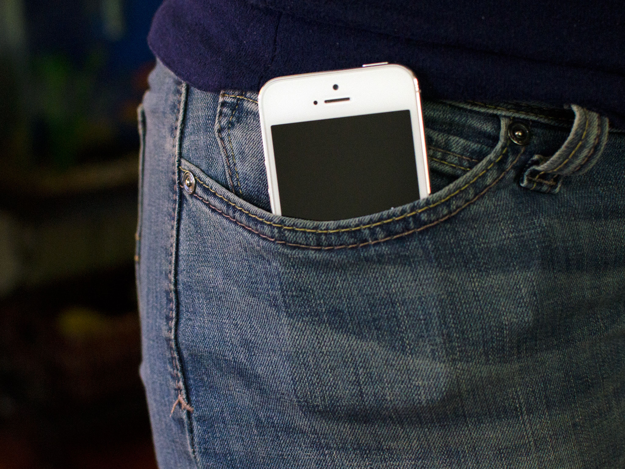 iPhone 5s front pocket view - upright
