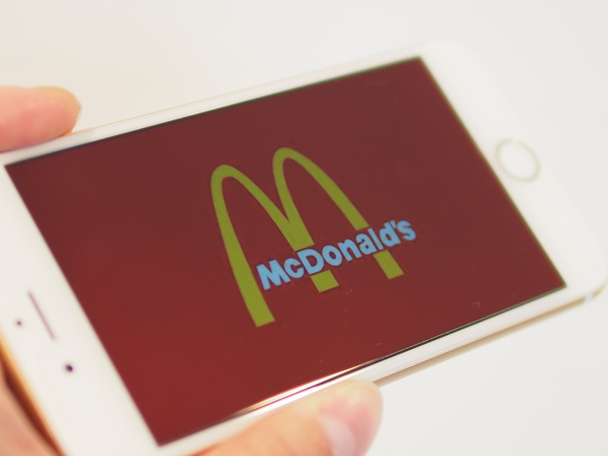 McDonald&#39;s trial uses beacons to guide passersby to McNuggets