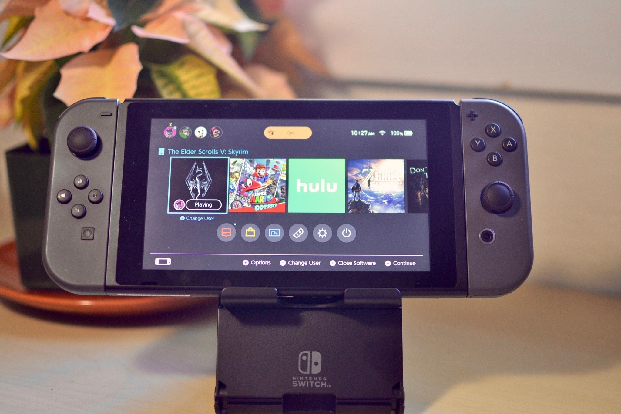 Nintendo Switch sur l'écran d'accueil dans un support portable