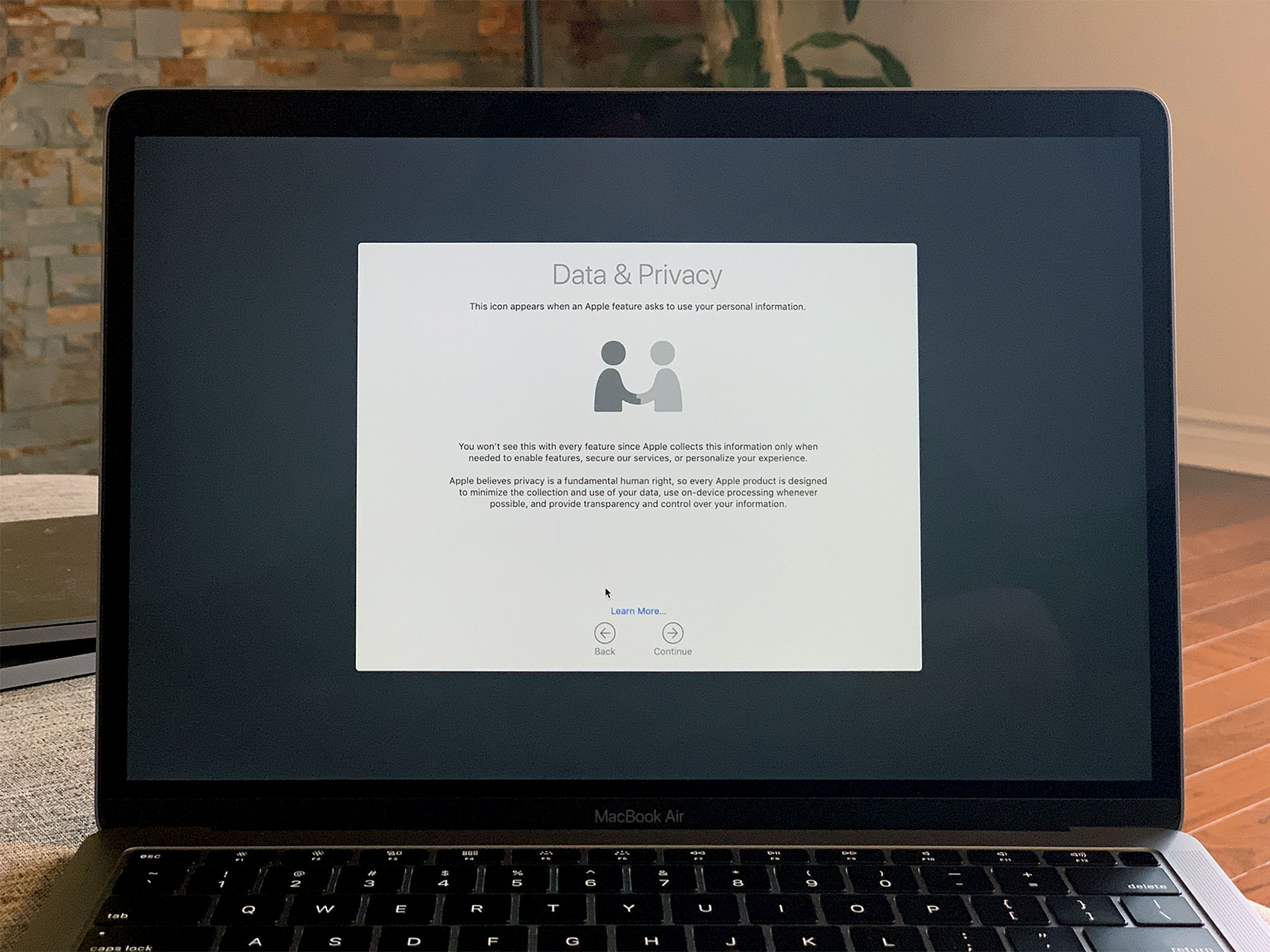 MacBook Air 2018 Data Privacy screen