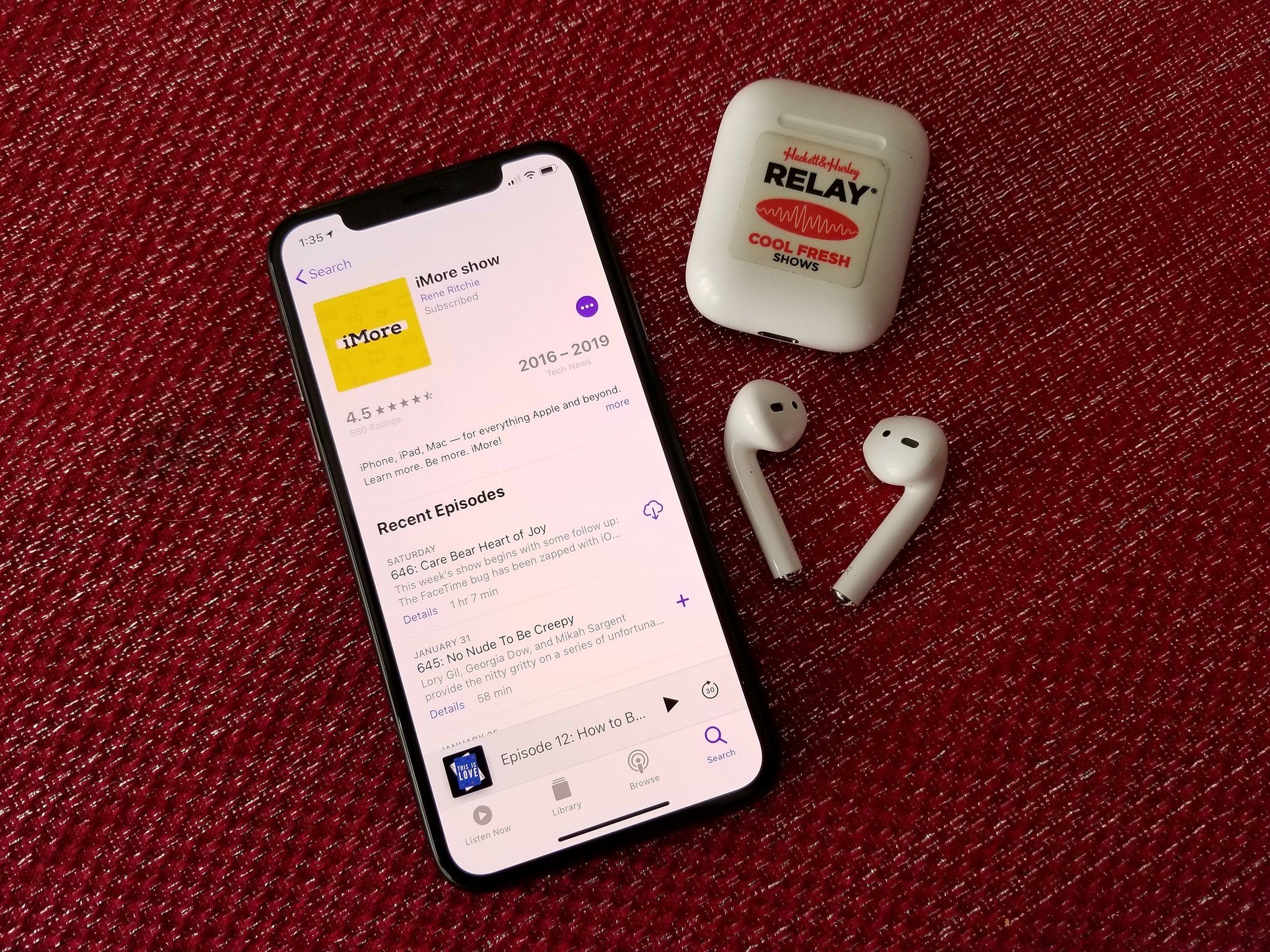 Приложение Apple Podcasts демонстрирует iMore Show с AirPods на красной скатерти
