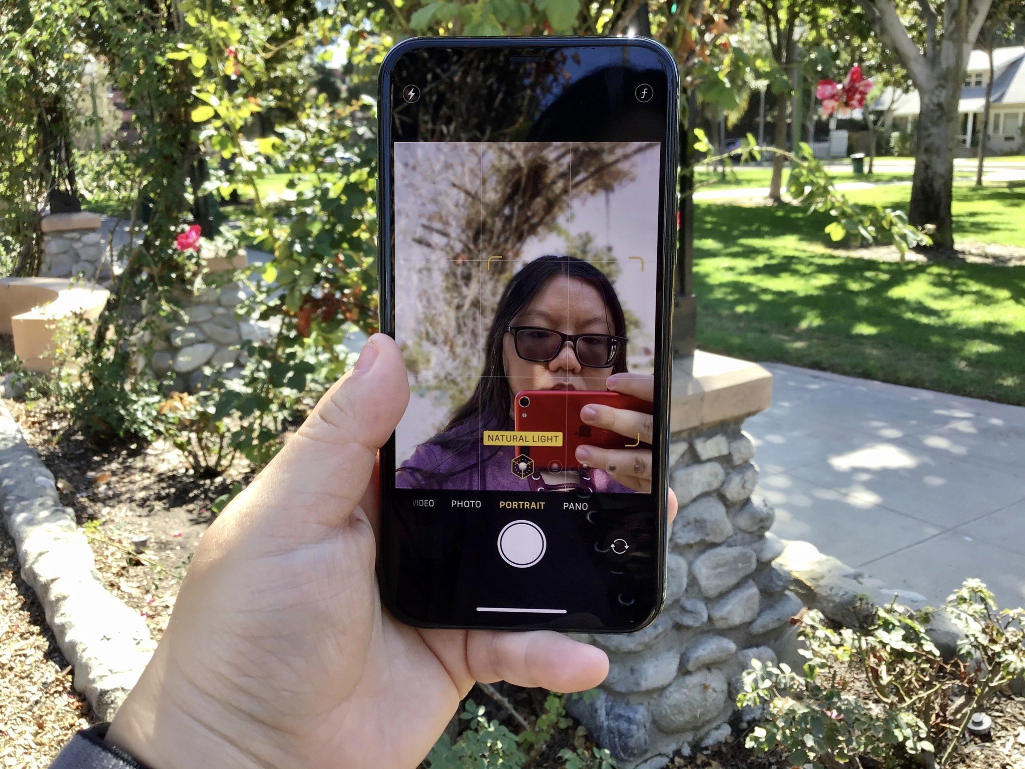Christine se toma un selfie de retrato con el iPhone 11 Pro