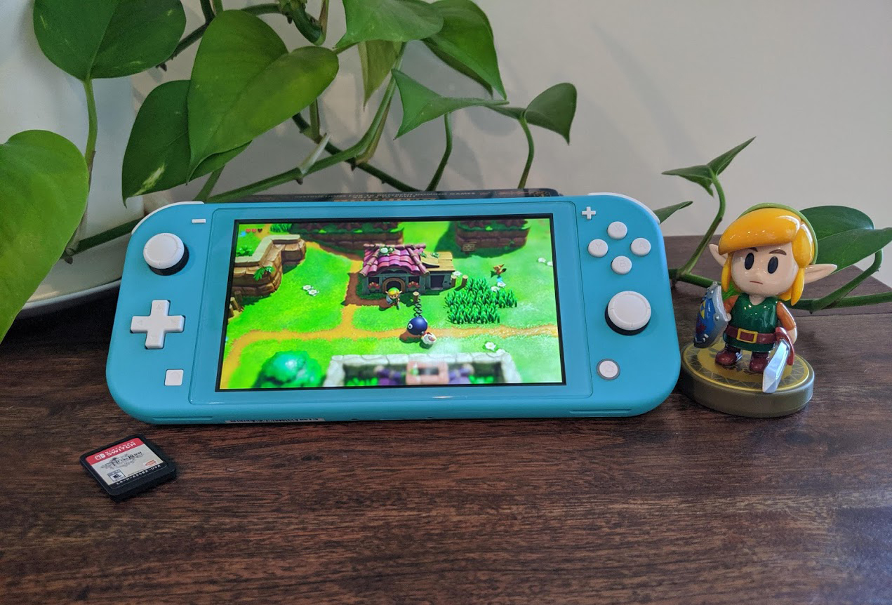 Nintendo Switch Lite dengan Link's Awakening amiibo