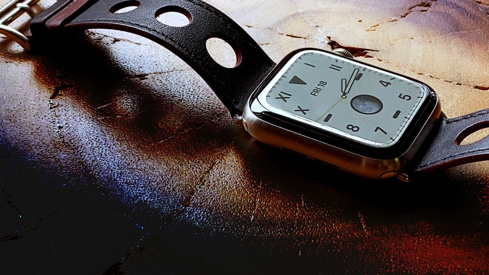 Титановые Apple Watch Series 5 на столе