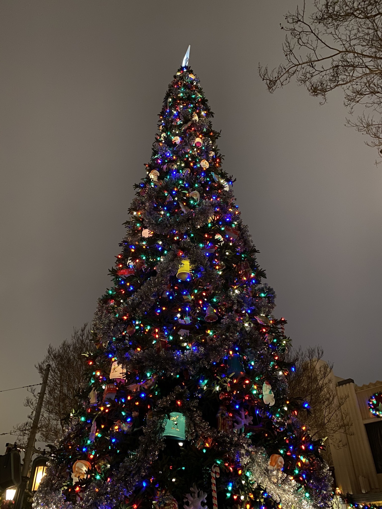 Рождественская елка в Disney California Adventure снизу вверх