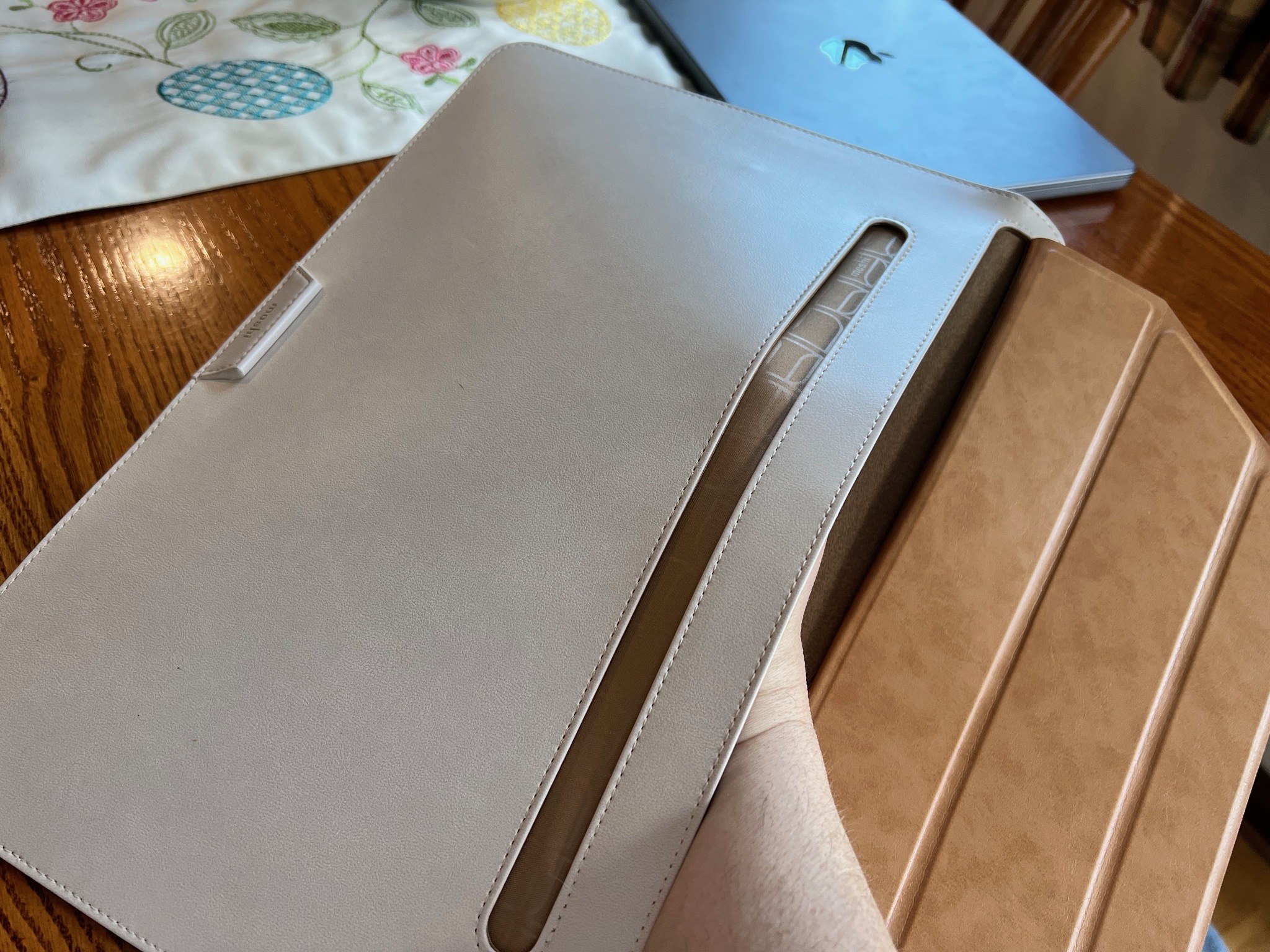Moshi Muse 3-in-1 Slim Laptop Sleeve pocket