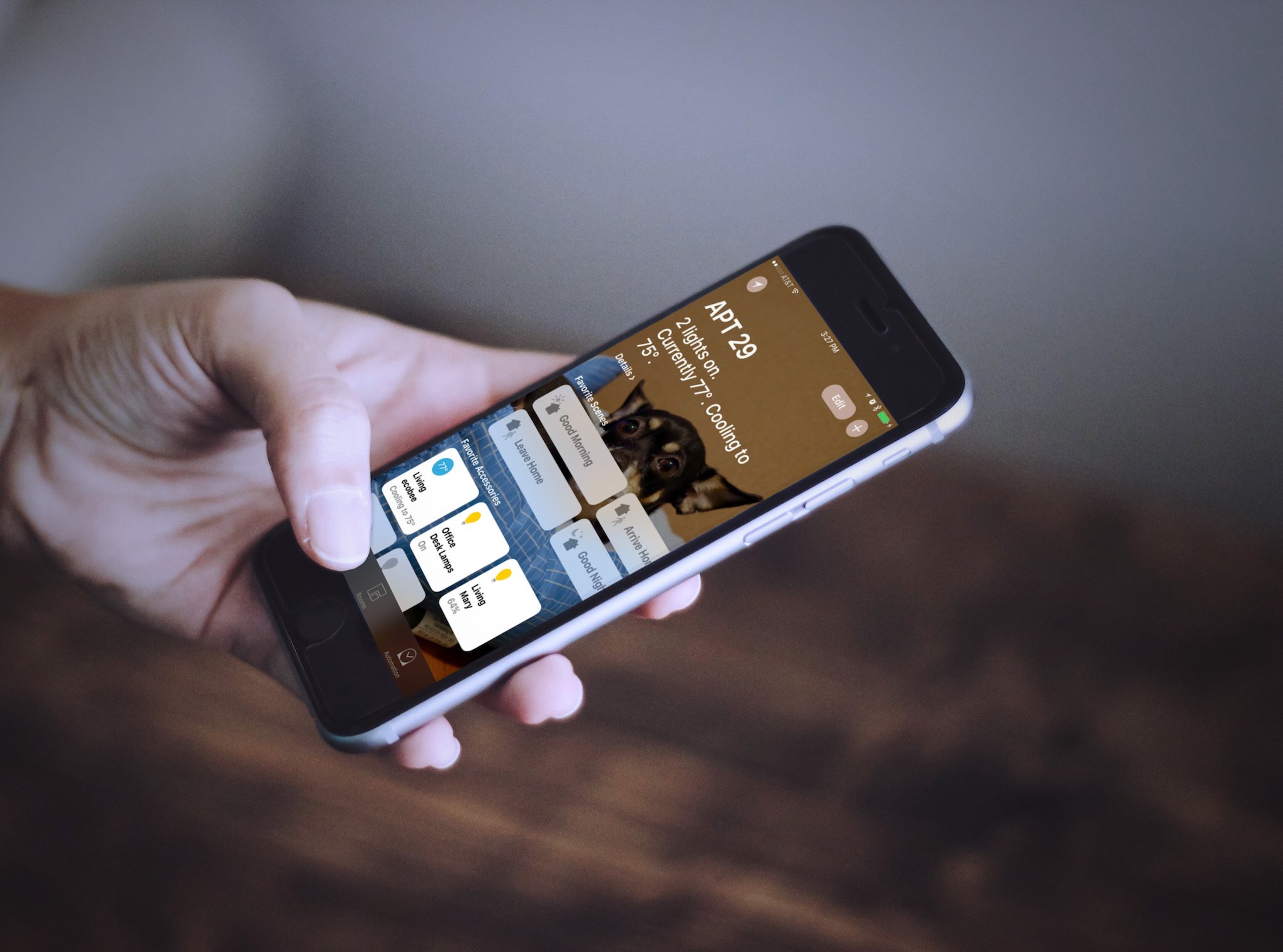 Приложение iOS Home отображается на iPhone, который держится в руке