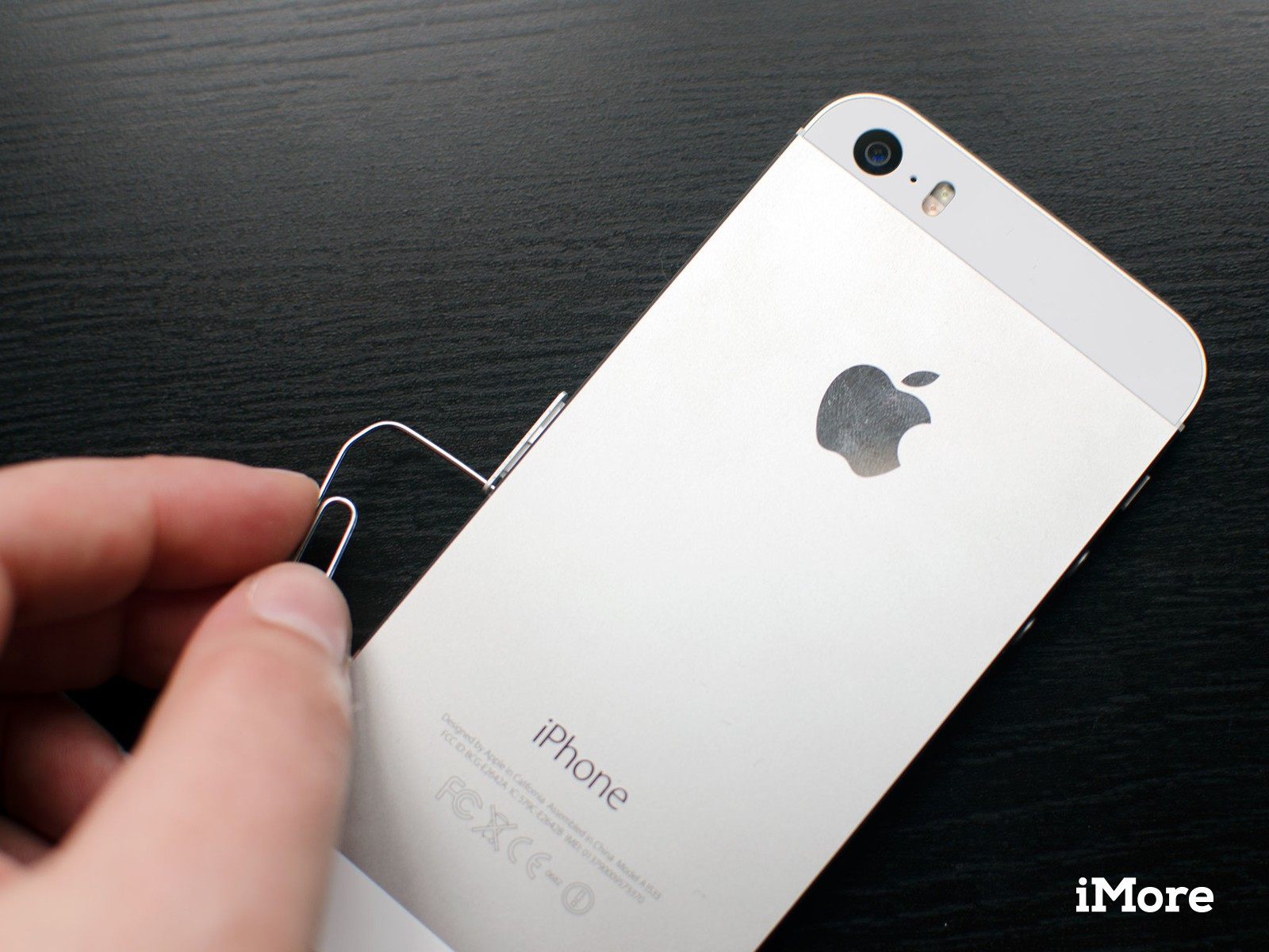 Удаление SIM-карты из iPhone 5