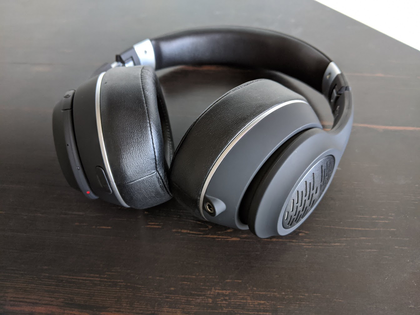 How to use Bluetooth headphones with a Nintendo Switch via the headphone jack: follow the instructions for your bluetooth headphones to get them to pairing status
