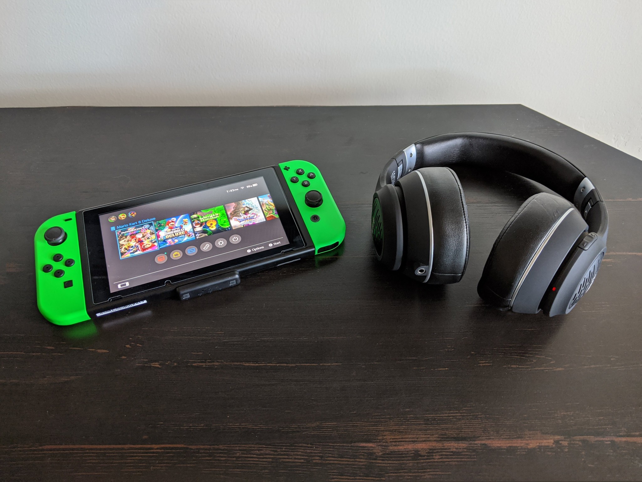 How to use Bluetooth headphones with a Nintendo Switch via the USB-C port: place the headphones and gulikit near each other until paired