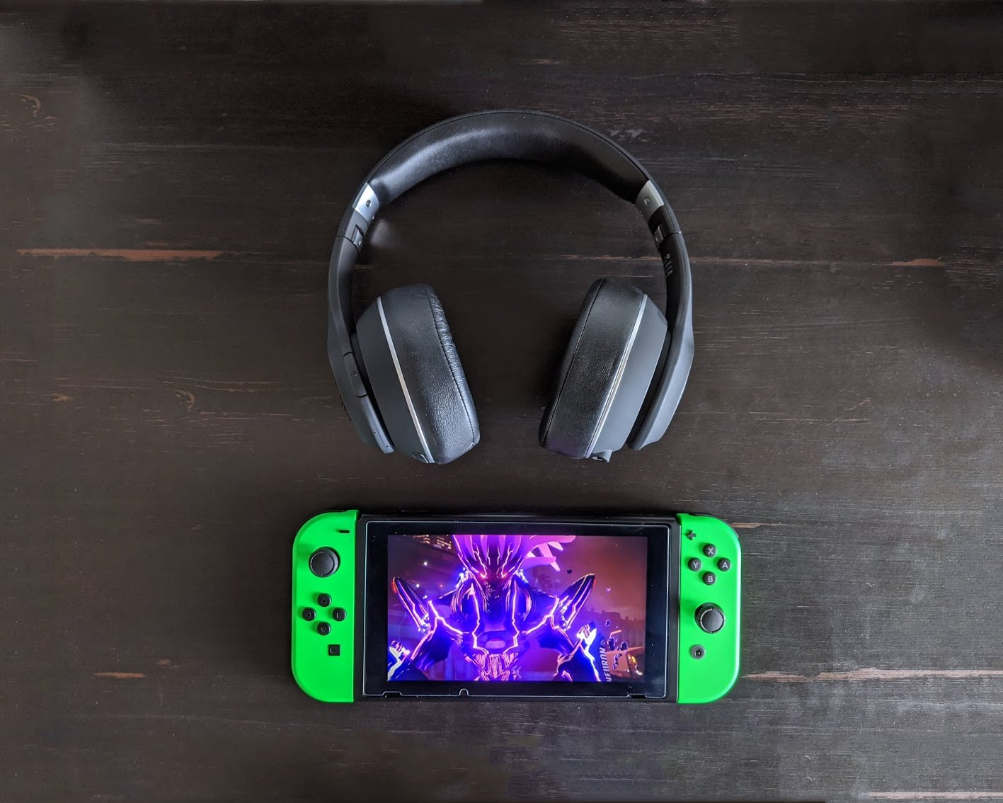 Bluetooth kulaklıklar ve Nintendo Anahtarı