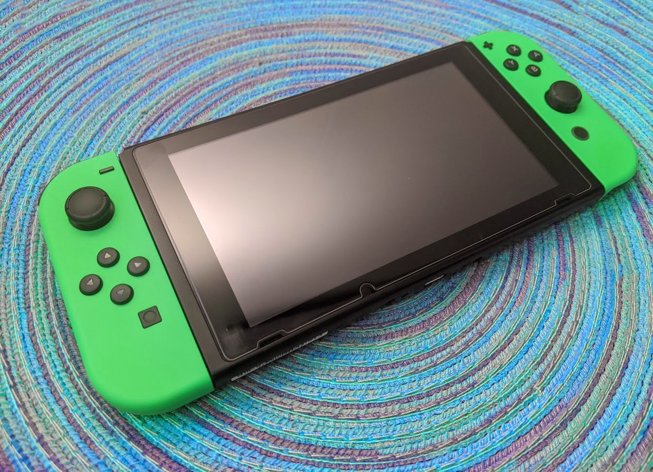 Console Nintendo Switch sur fond bleu
