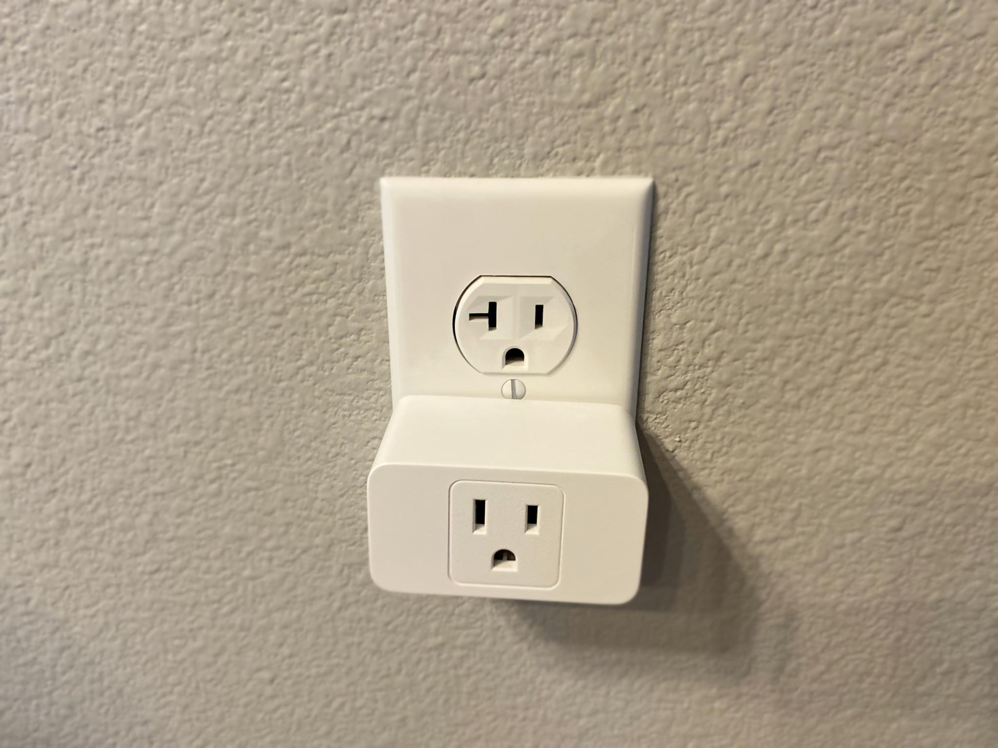 Meross Smart Wifi Plug Mini plugged in to an outlet